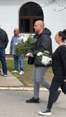 Pevač Mišel Gvozdenović stigao na sahranu Saše Katančića