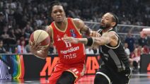 Tajson Karter i Karlik Džouns u borbi za loptu na meču Partizan - Crvena zvezda