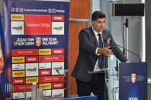 Mirko Poledica drži govor na sednici Skupštine FSS