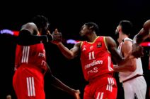 Tajson Karter se pozdravlja sa Ebukom Izunduom na utakmici Zvezde