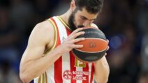 Nikola Kalinić ljubi loptu na utakmici Barselona Zvezda