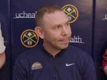 Dejvid Adelman daje izjavu.