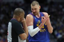 Nikola Jokić i sudija.