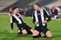 Ognjen Ugrešić na kolenima slavi gol za Partizan.