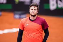 Miomir Kecmanović u narandžastoj majici.