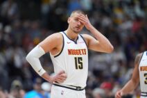 Nikola Jokić se drži za glavu.