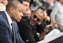 Toni Parker širi ruke na utakmici.