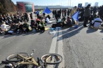 Radnici Željezare Zenica blokirali su jednu od glavnih ulica u Bosni i Hercegovini  (1).jpg