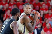 Vil Klajburn vodi loptu na utakmici Monako Barselonana utakmici Monako Barselona