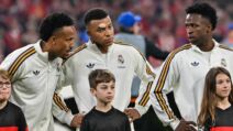 Fudbaleri Reala Vinisijus Žunior Eder Militao i Kilijan Mbape postrojeni pred utakmicu