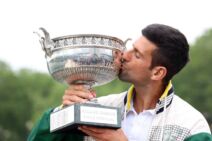 Novak Đoković sa peharom Rolan Garosa.