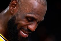 Lebron Džejms izbliza se smeje.