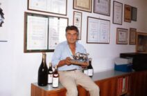 Patricija Lamborgini Patrizin otac, Feručo, sa nagradama koje je osvojio svojim vinima iz vinarije La Fiorita