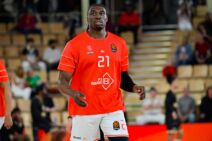 Tai Odijase u opremi Hapoela iz Tel Aviva.