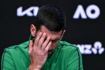Novak Đoković se hvata za glavu.