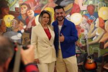 Konstantinos Kofus i Neda Ukraden, dolazak, zajednicka, lomljenje tanjira (2).jpg