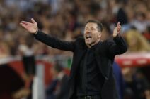 Dijego Simeone širi rukama u pravcu igrača.