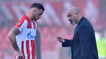 Dejan Stanković objašnjava taktiku Marku Arnautoviću.