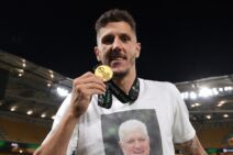 Stevan Jovetić sa medaljom u ruci.