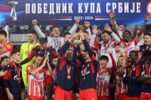 Fudbaleri Crvene zvezde slave osvajanje Kupa Srbije na stadionu Lagator u Loznici.