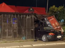 Automobil izleteo sa puta i udario u kiosk u Obrenovcu