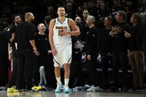 Nikola Jokić kraj klupe Denvera na utakmici protiv Minesote
