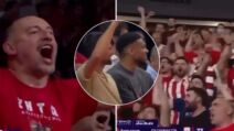 Navijači Olimpijakosa pevaju Zvezdi Novak Đoković zapevao sa njima