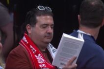 Ofer Janaj čita knjigu pred meč Real Madrid - Hapoel