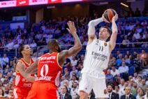 Mario Hezonja šutira na koš.
