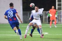 Slobodan Tedić u borbi za loptu na utakmici Čukarički Partizan