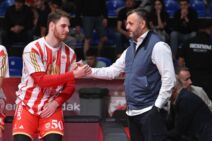 Filip Škobalj i Željko Drčelić se pozdravljaju na utakmici Zvezde