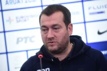 Uroš Stevanović u duksu pred mikrofonom.