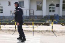 Mesto gde su ubijene žrtve Kristina, Milan i Dalibor ispred škole u Dubon (3).jpg