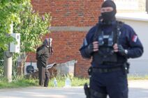 Mesto gde su ubijene žrtve Kristina, Milan i Dalibor ispred škole u Dubon (4).jpg