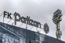 Stadion Partizana s reflektorom.