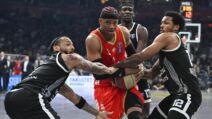 Karlik Džouns, Sterling Braun i Isak Bonga u borbi za loptu sa Hasijalom Riverom na meču Partizan - Crvena zvezda