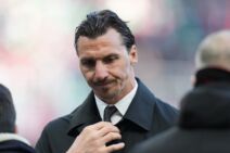 Zlatan Ibrahimović namešta kravatu na utakmici Milana
