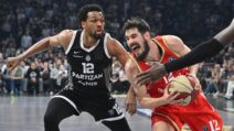 Sterling Braun i Nikola Kalinić u borbi za loptom na meču Partizan - Crvena zvezda