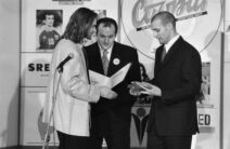 Jovan Jovanović Brada uručuje nagradu Sporta Saleksandru Saši Đorđeviću