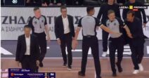 Ergin Ataman nasrće na Pedra Martineza a Damir Javor ga sprečava