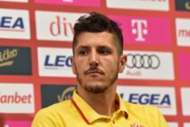 Stevan Jovetić na konferenciji za medije u žutoj majici.