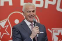 Zvezdan Terzić sa mikrofonom u rukama.