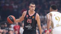 Jam Madar na meču protiv Crvene zvezde dok ga čuva Jago dos Santos