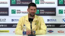 Novak Đoković na konferenciji za medije u žutoj dukserici.