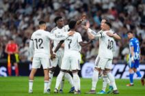 Fudbaleri Real Madrida se grle.