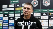 Srđan Blagojević daje izjavu u duksu Partizana.