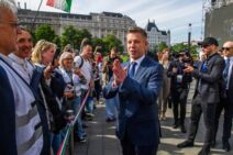 Peter Mađar polaže zakletvu na mesto premijera 2.jpg