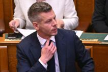 Peter Mađar polaže zakletvu na mesto premijera 3.jpg