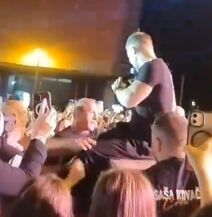 Saša Kovačević pao sa bine tokom nastupa (4).jpg
