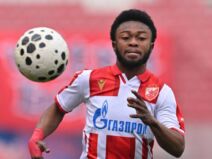 Krilni napadač Crvene zvezde Daglas Ovusu.